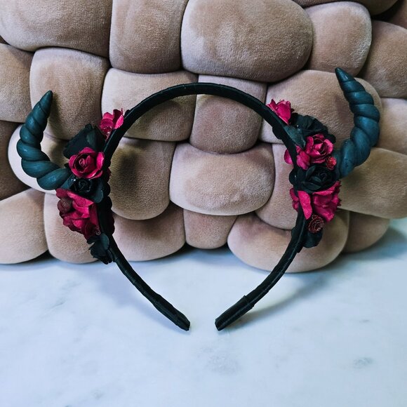 TASHA AUGUST  Crimson Devil's Horns - Picture 2 of 4